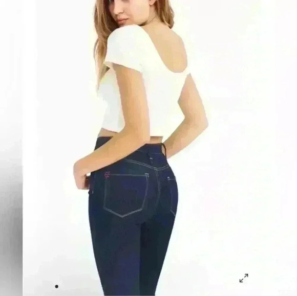 P7024 Bdg  mid rise twig ankle dark wash jeans pre owned like new size 27 - Picture 5 of 6